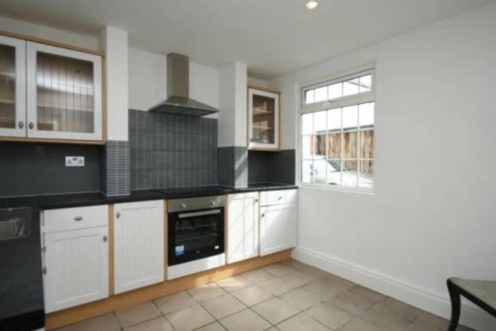 Belmore Place, Charming Mews House, Town Centre