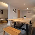 Belmore Place, Charming Mews House, Town Centre