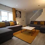 Belmore Place, Charming Mews House, Town Centre