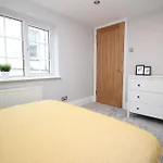 Belmore Place, Charming Mews House, Town Centre