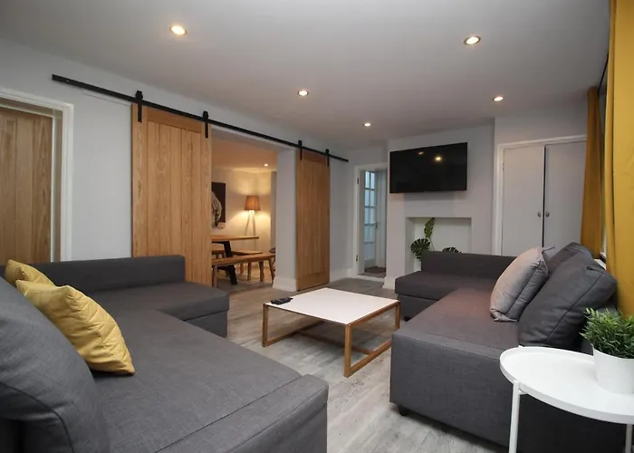 Belmore Place, Charming Mews House, Town Centre