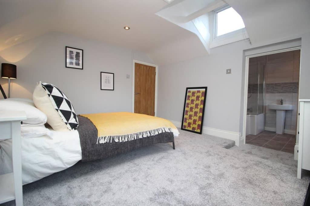 Belmore Place, Charming Mews House, Town Centre