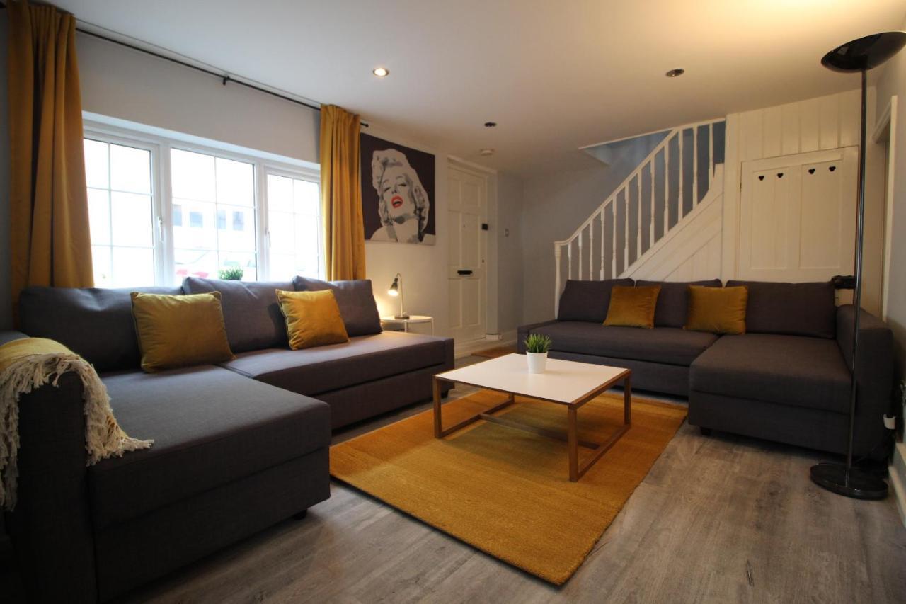 Belmore Place, Charming Mews House, Town Centre Holiday home *