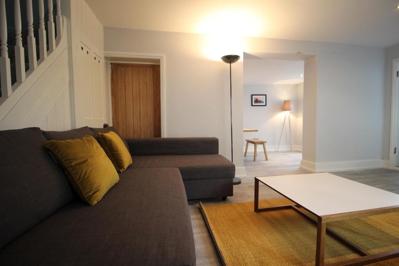 Belmore Place, Charming Mews House, Town Centre