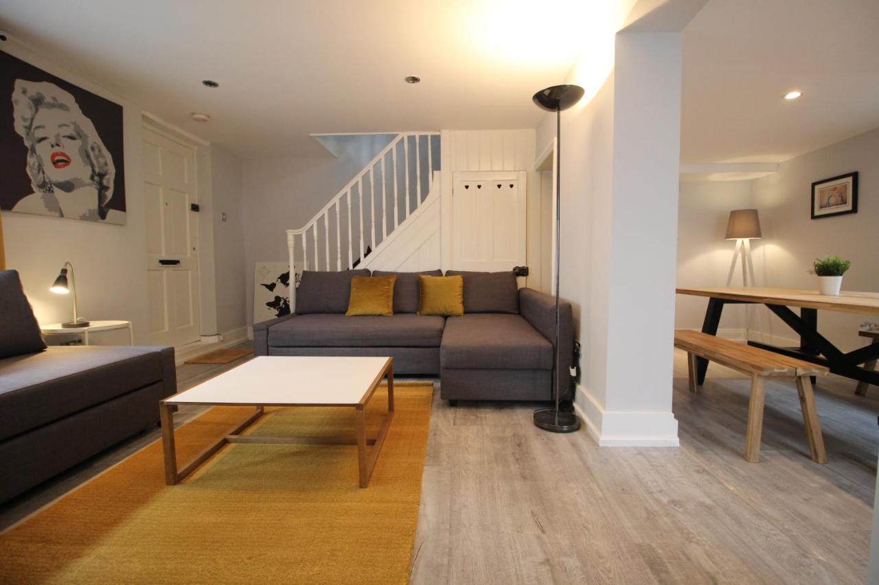 Belmore Place, Charming Mews House, Town Centre *