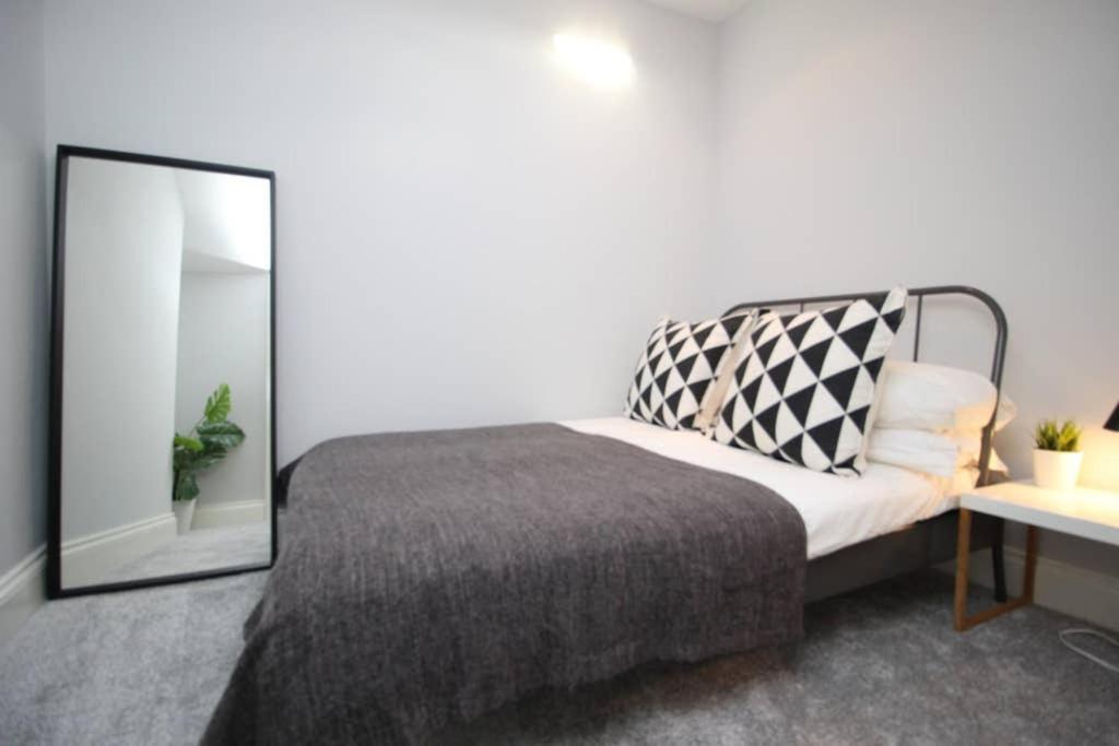 Belmore Place, Charming Mews House, Town Centre Cheltenham