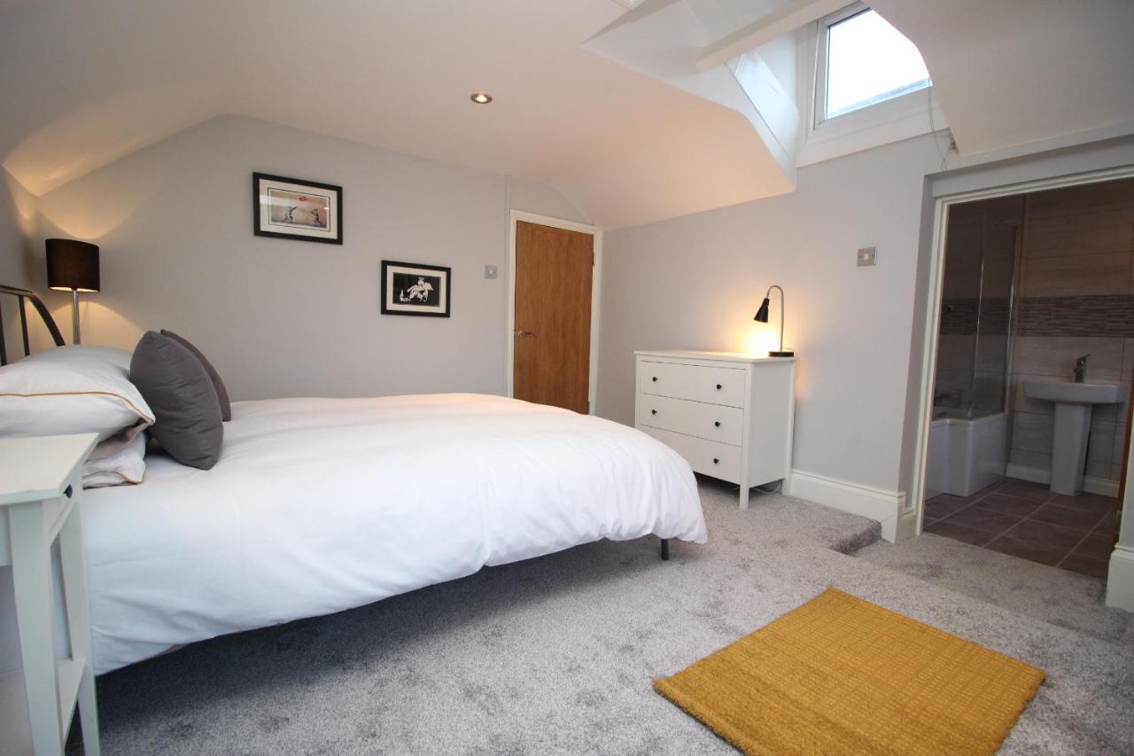 Belmore Place, Charming Mews House, Town Centre