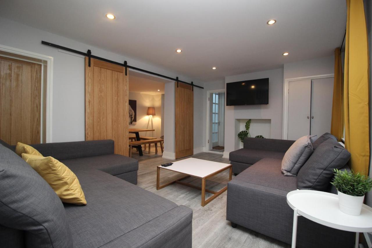 Belmore Place, Charming Mews House, Town Centre *